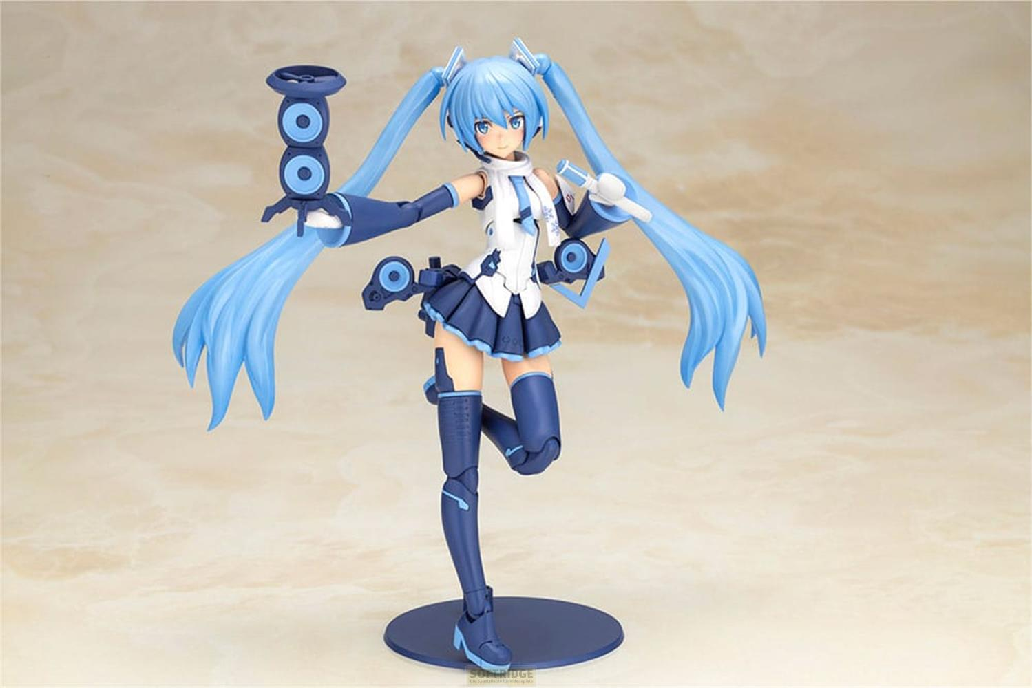 Une figurine style anime aux cheveux bleu clair, vêtue d'une tenue bleue et blanche.