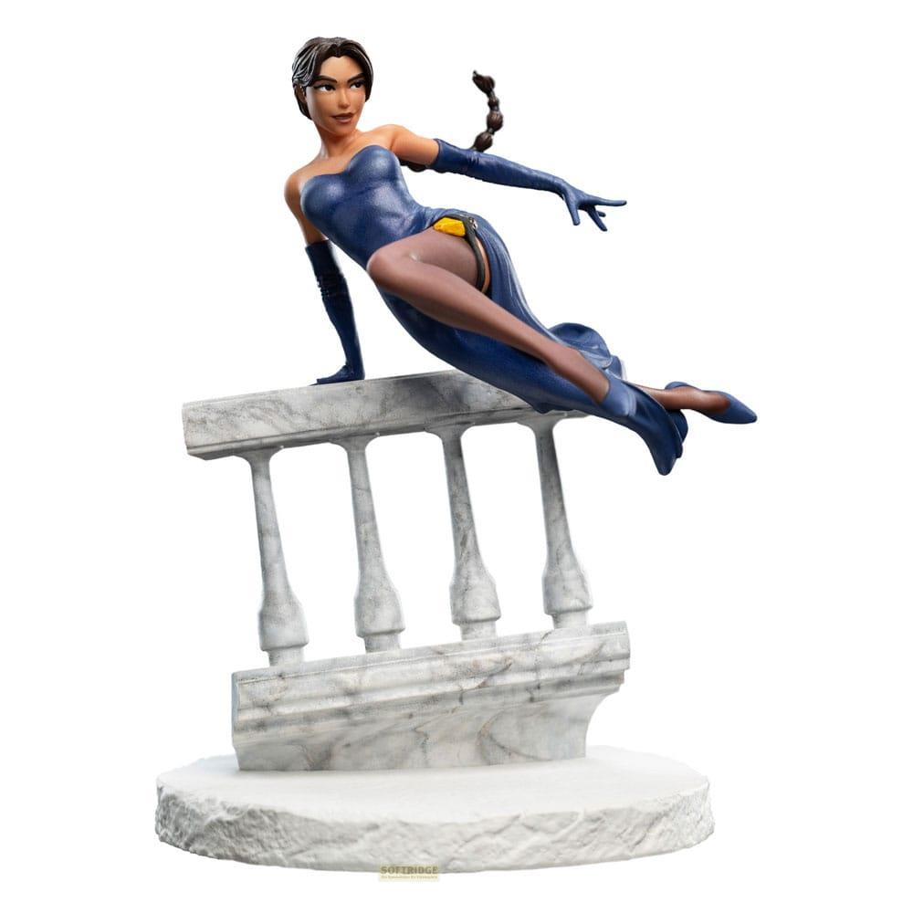 Eine Figur einer Frau in einem blauen Kleid, die auf einer Balustrade liegt.