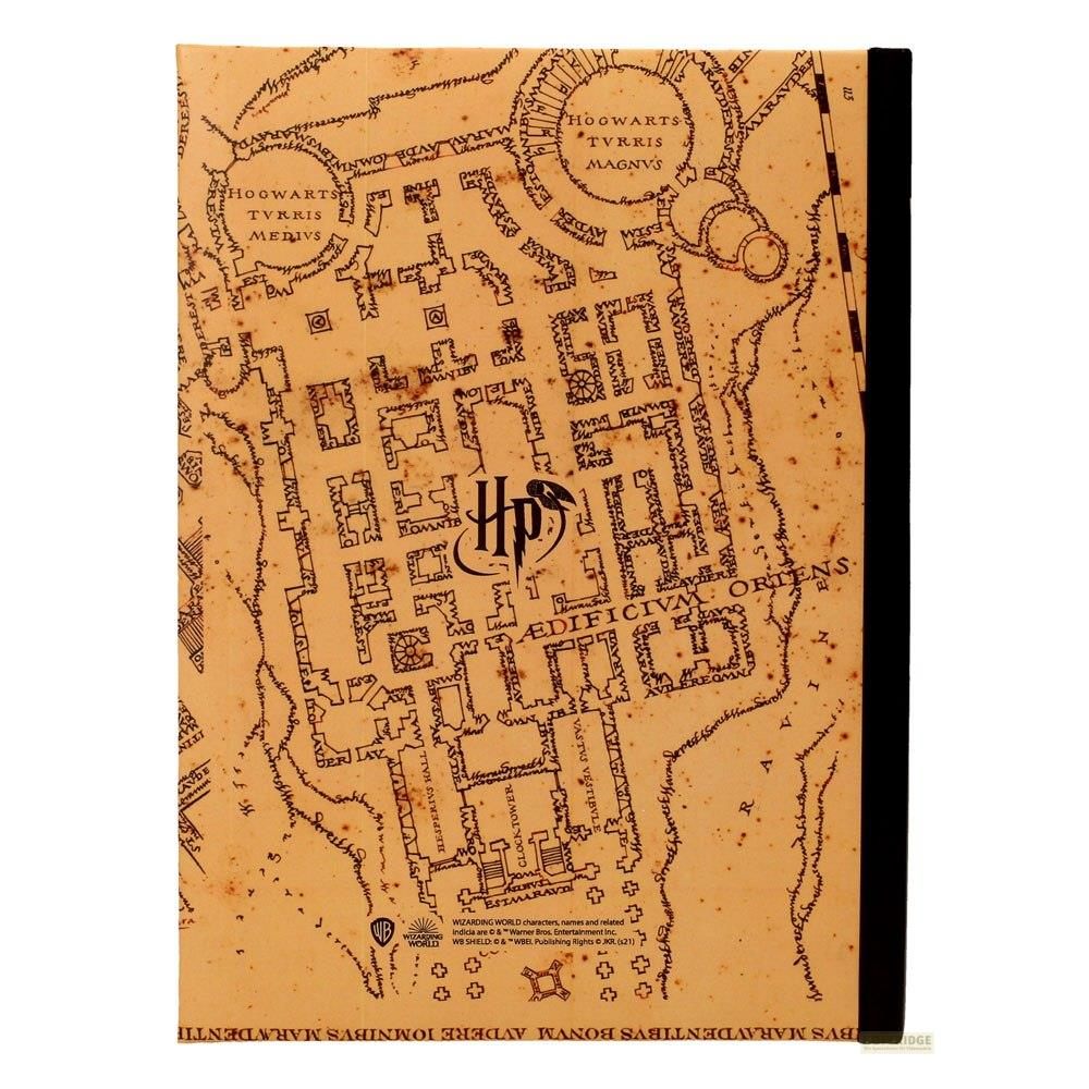 Un mapa de Hogwarts que muestra contornos de edificios, caminos y texto. El mapa es viejo y amarillento.