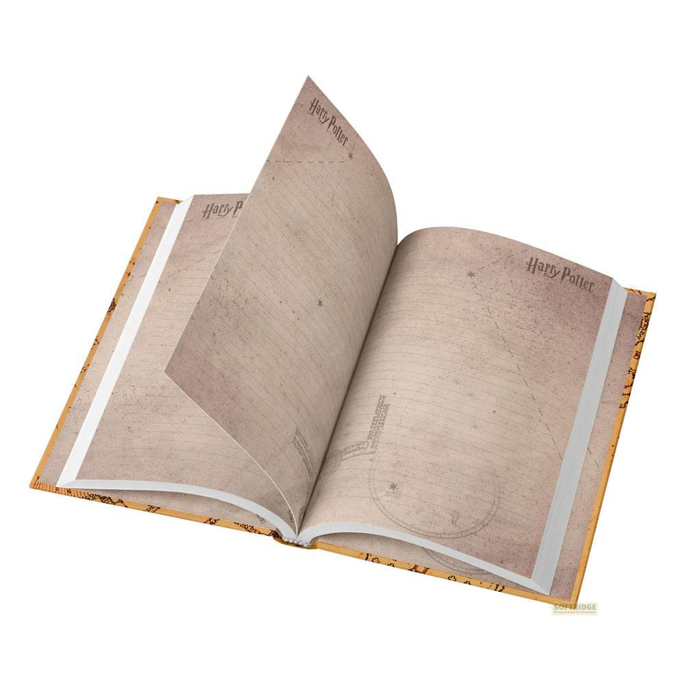 Un libro abierto temático de Harry Potter, páginas envejecidas con mapas estelares.