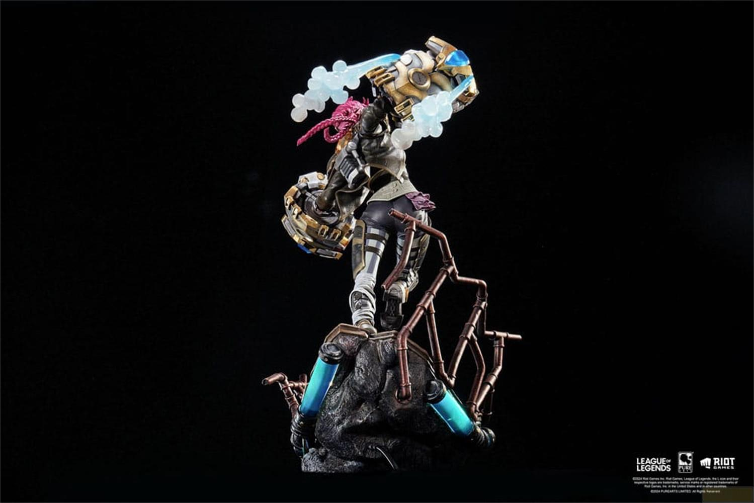Eine detaillierte Statue einer weiblichen Figur mit pinken Haaren, in dynamischer Pose, auf felsigem Sockel.