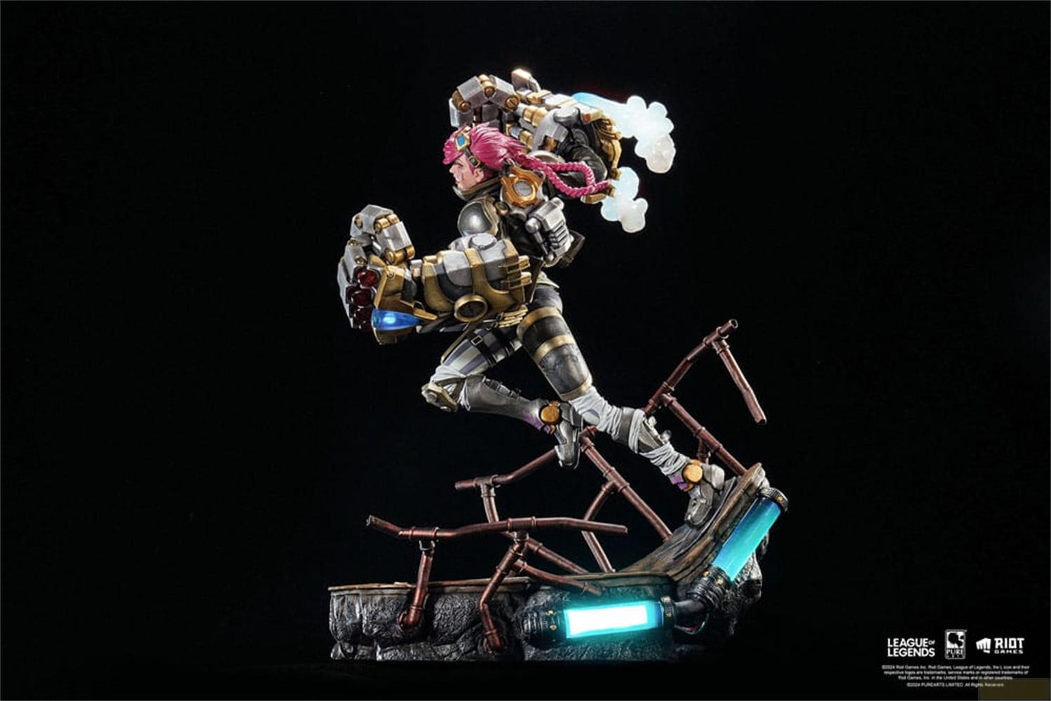 Eine Actionfigur einer Frau mit rosa Haaren in Rüstung, die auf einem mechanischen Podest steht.