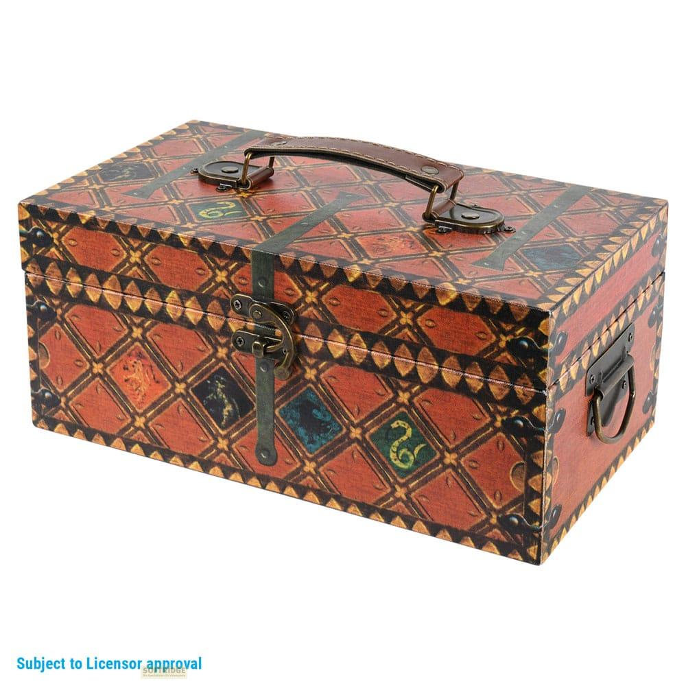 Un baúl rojo con asa, con motivos decorativos de estilo vintage.