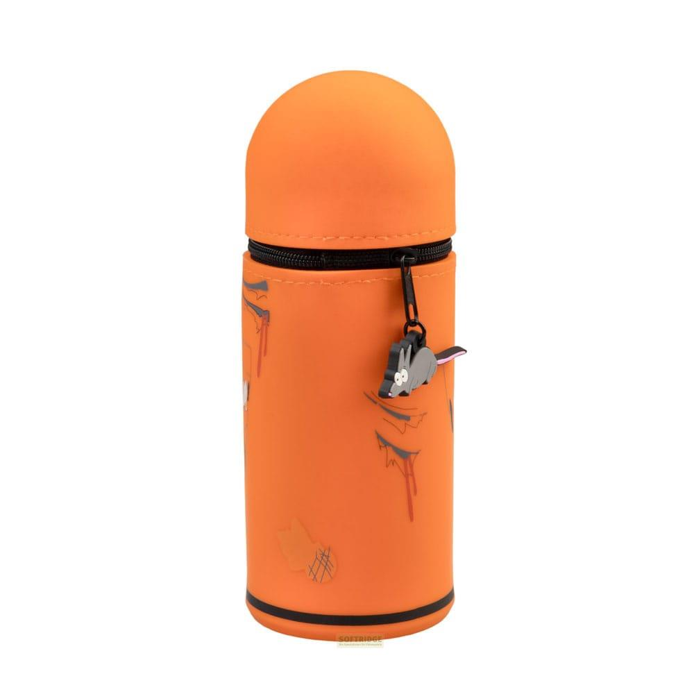 Un portalápices cilíndrico naranja con cremallera y un amuleto de ratón.