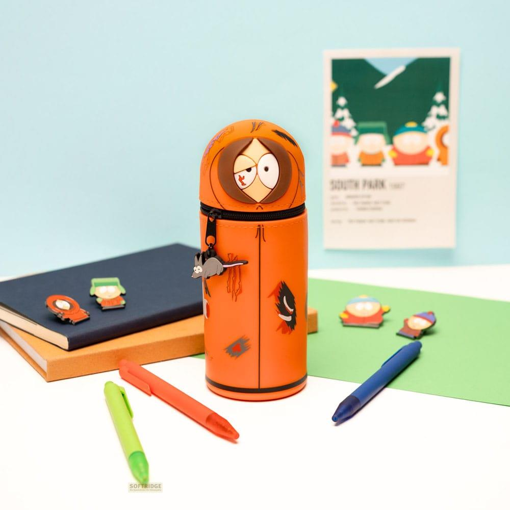 Estuche naranja de South Park con cara de Kenny, bolígrafos y figuras cerca.
