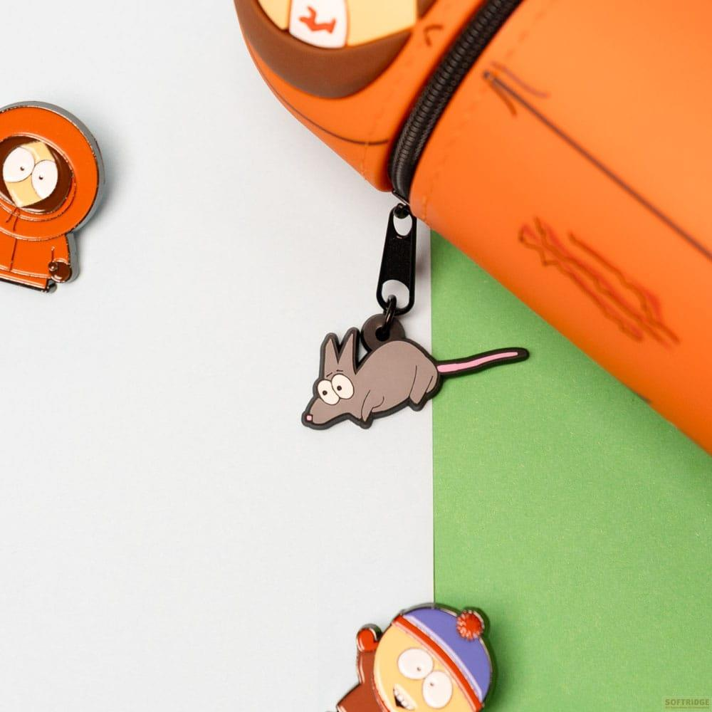 Un tirador de cremallera gris con forma de ratón cuelga de una bolsa naranja. Figuras de Kenny y Stan cerca.