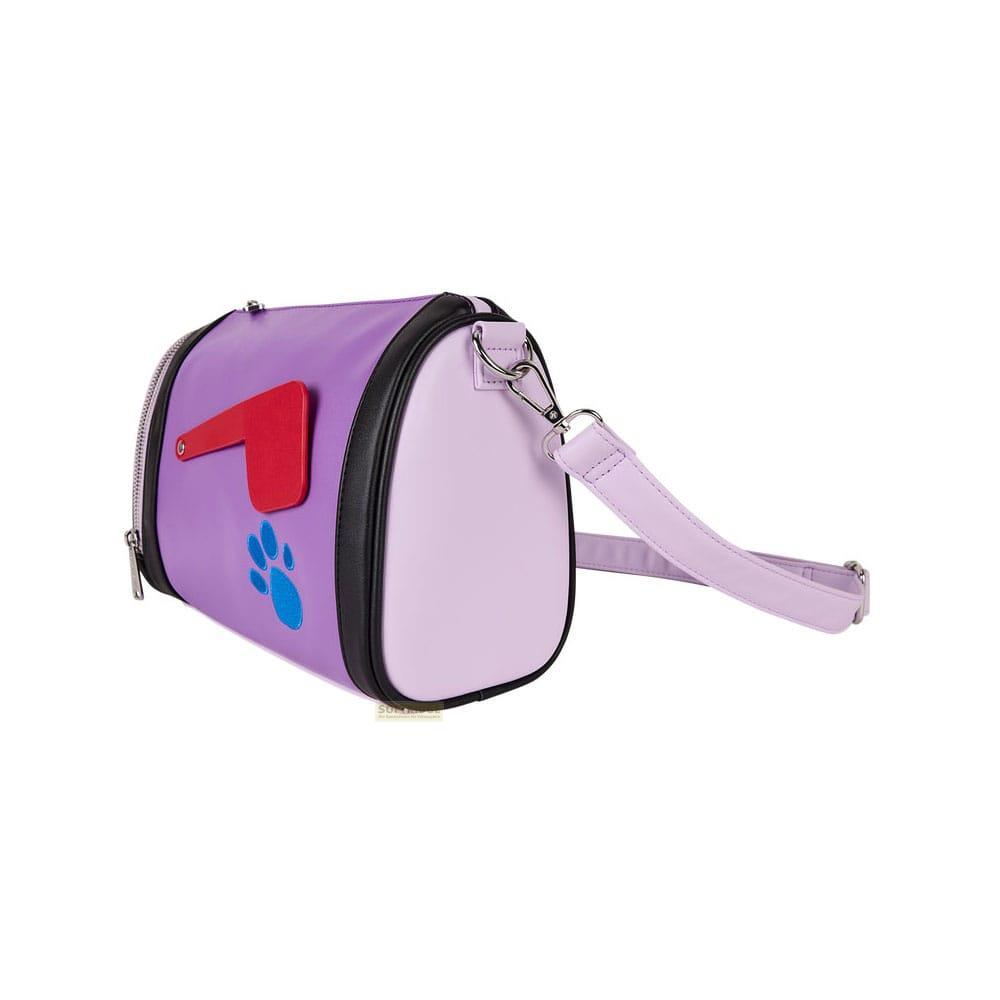 Bolso morado con forma de buzón con asa roja y huella azul.