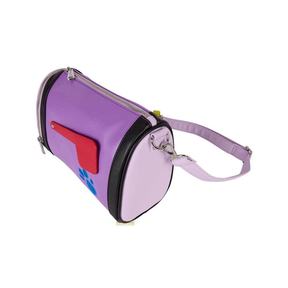 Un bolso cilíndrico morado con forma de buzón con solapa roja y huellas azules.