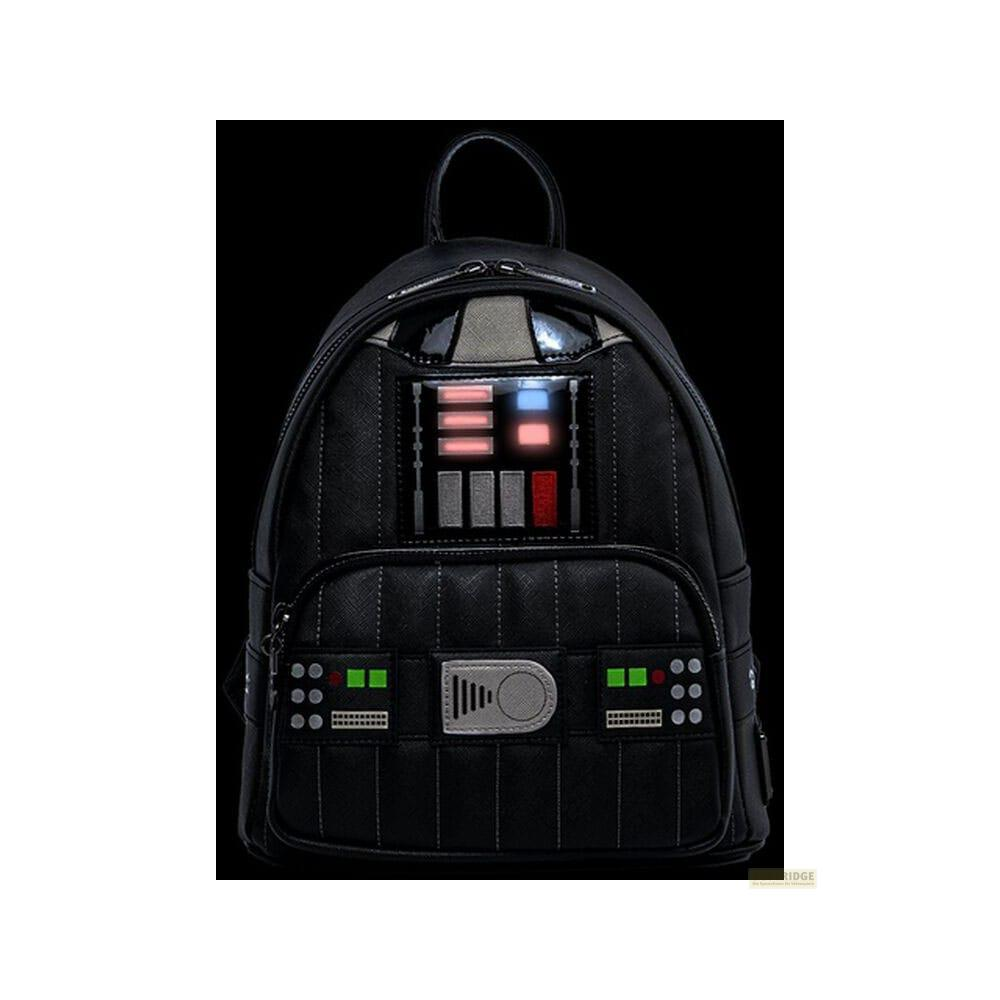 Mochila negra con diseño de Darth Vader, botones y rejillas brillantes.
