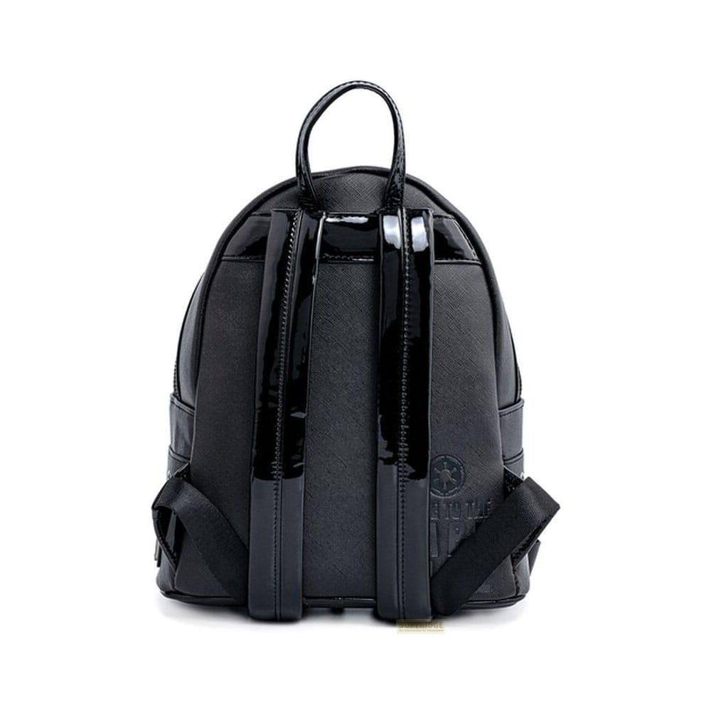 Mochila negra con correas brillantes y un logo en la parte trasera.