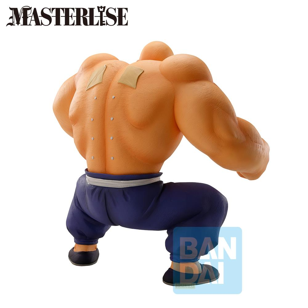 Una figura naranja con pantalones azules en pose de cuclillas. Logo de Bandai al fondo.