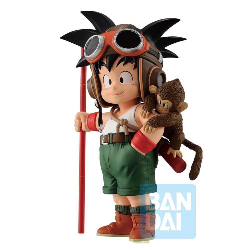 Figura de Goku con mono, casco de aviador, shorts verdes y bastón rojo.
