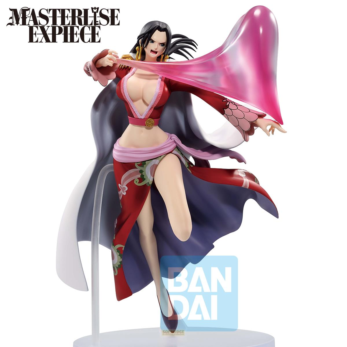 Figura de Boa Hancock con vestido rojo y bufanda rosa sobre fondo blanco.