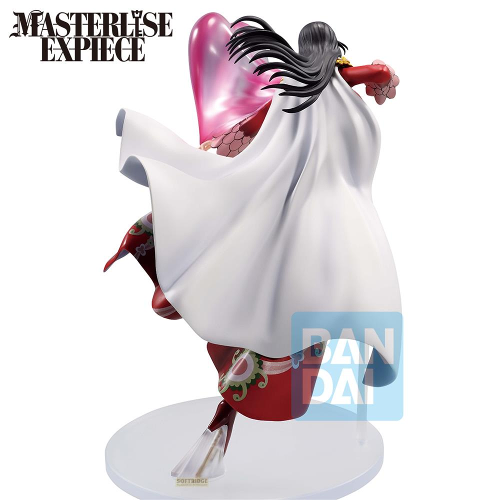 Figura estilo anime con capa blanca, vestido rojo y corazón rosa.