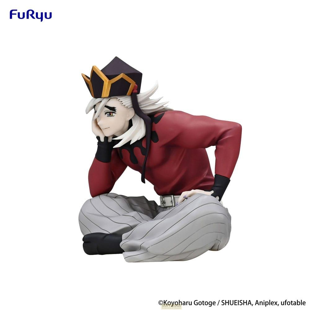 Une figurine en rouge et gris, portant une couronne, assise pensivement.