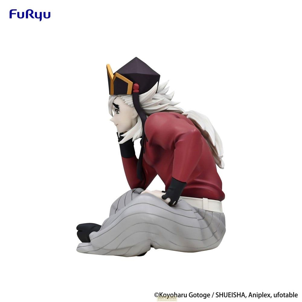 Une figurine assise, main au menton, porte une veste rouge et un pantalon rayé.
