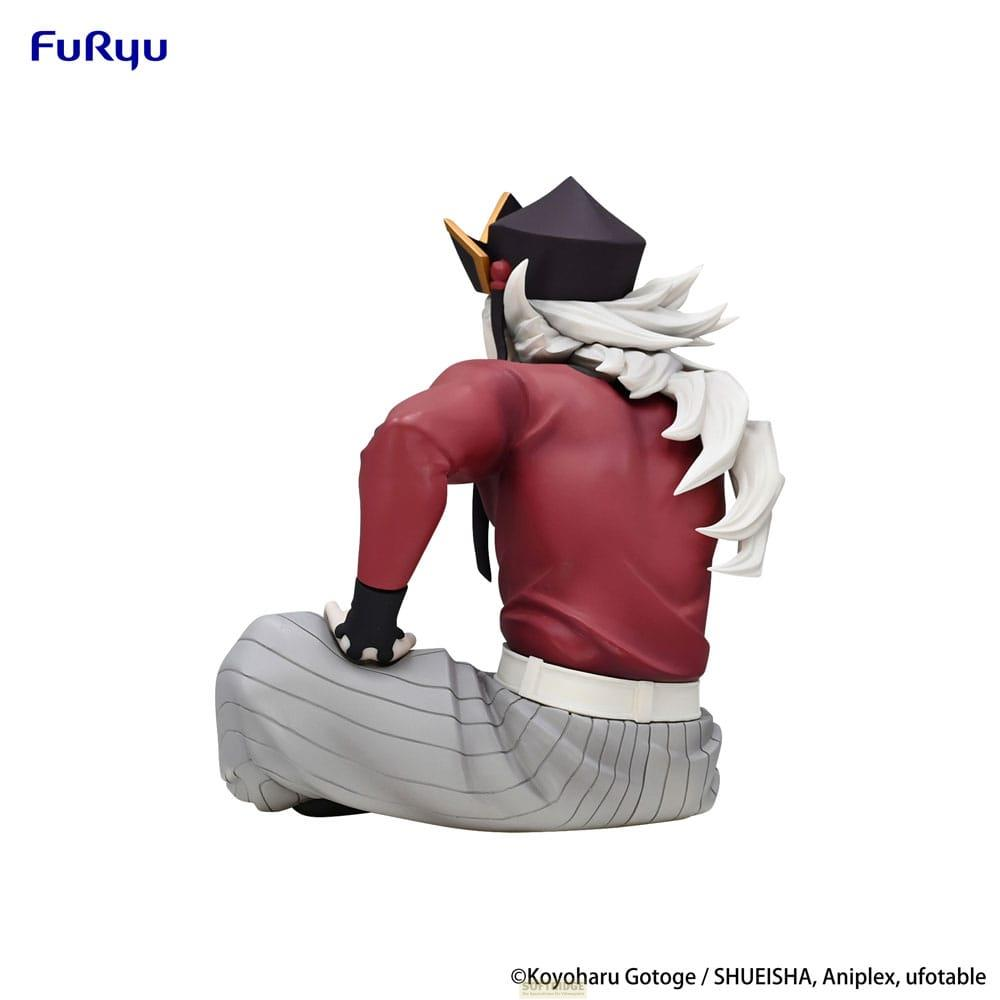 Une figurine vue de dos, portant une veste rouge et un pantalon rayé.