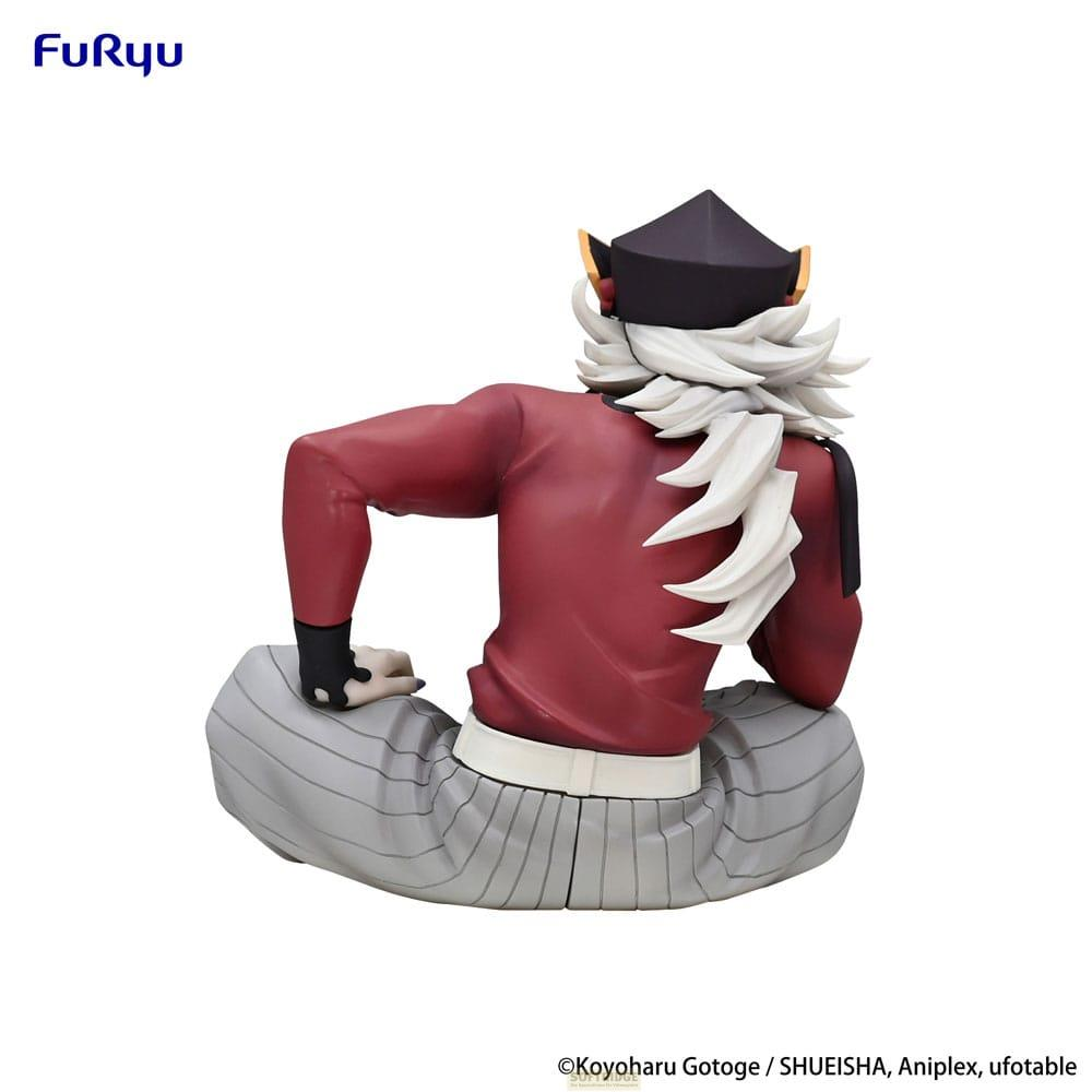 Figurine de dos, portant un haut rouge et un pantalon gris.