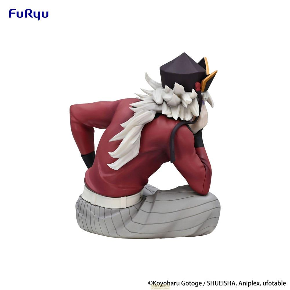 Une figurine portant un haut rouge, un pantalon gris et des cheveux blancs.