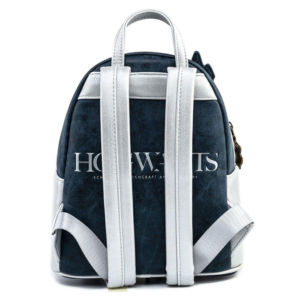 Mochila azul oscuro con correas plateadas y texto "HOGWARTS".