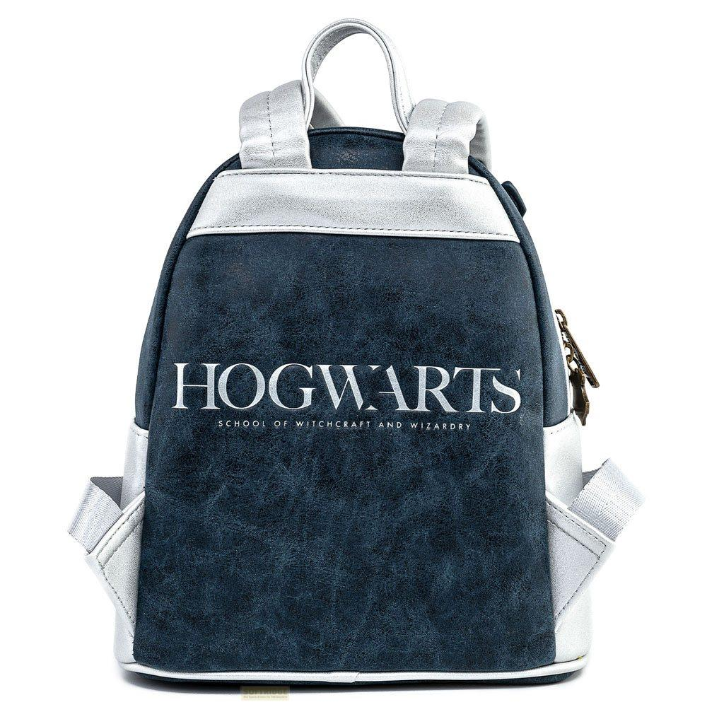 Una mochila azul oscuro con correas plateadas y texto 'Hogwarts'.