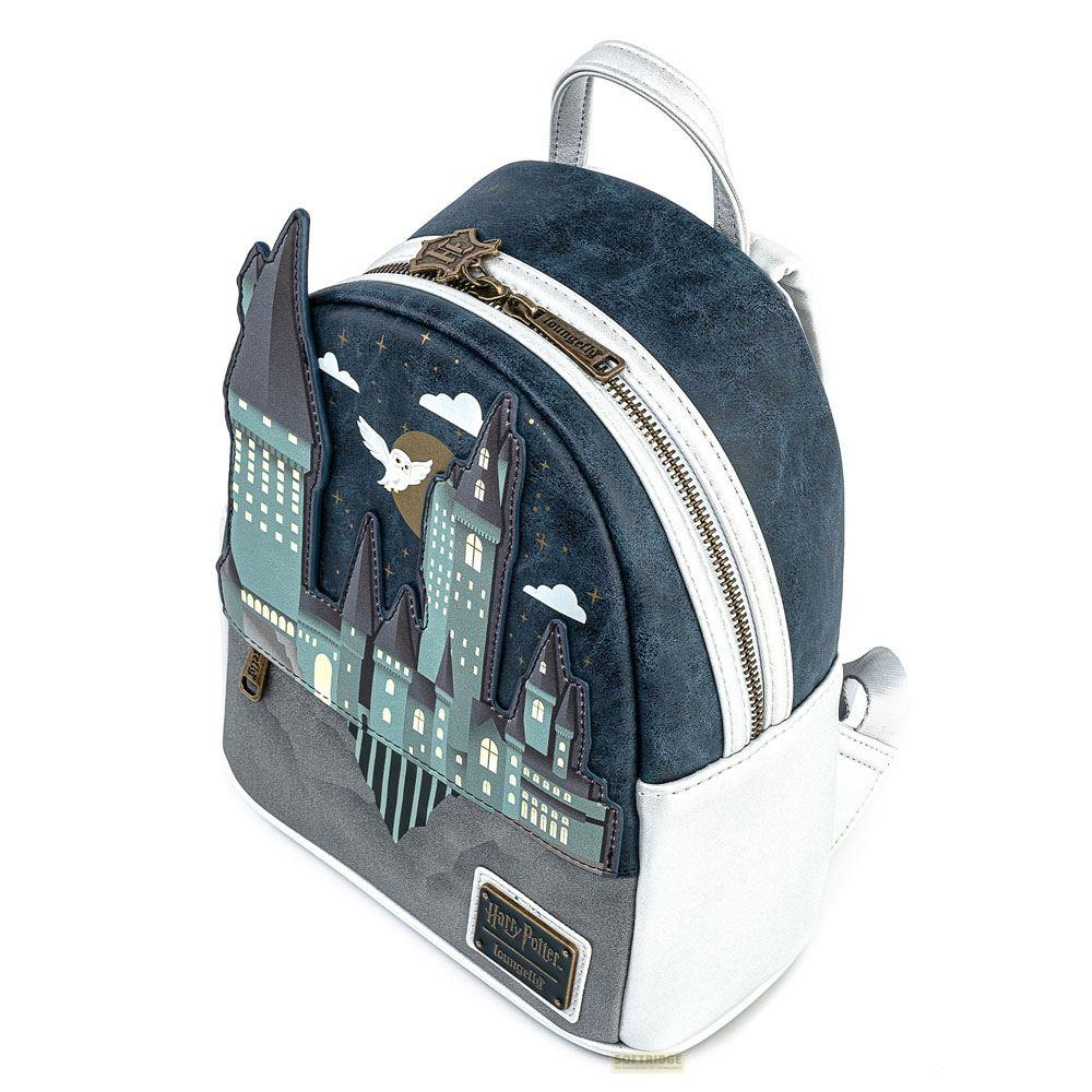 Mochila azul oscuro con diseño del castillo de Hogwarts de noche, con un pájaro blanco.