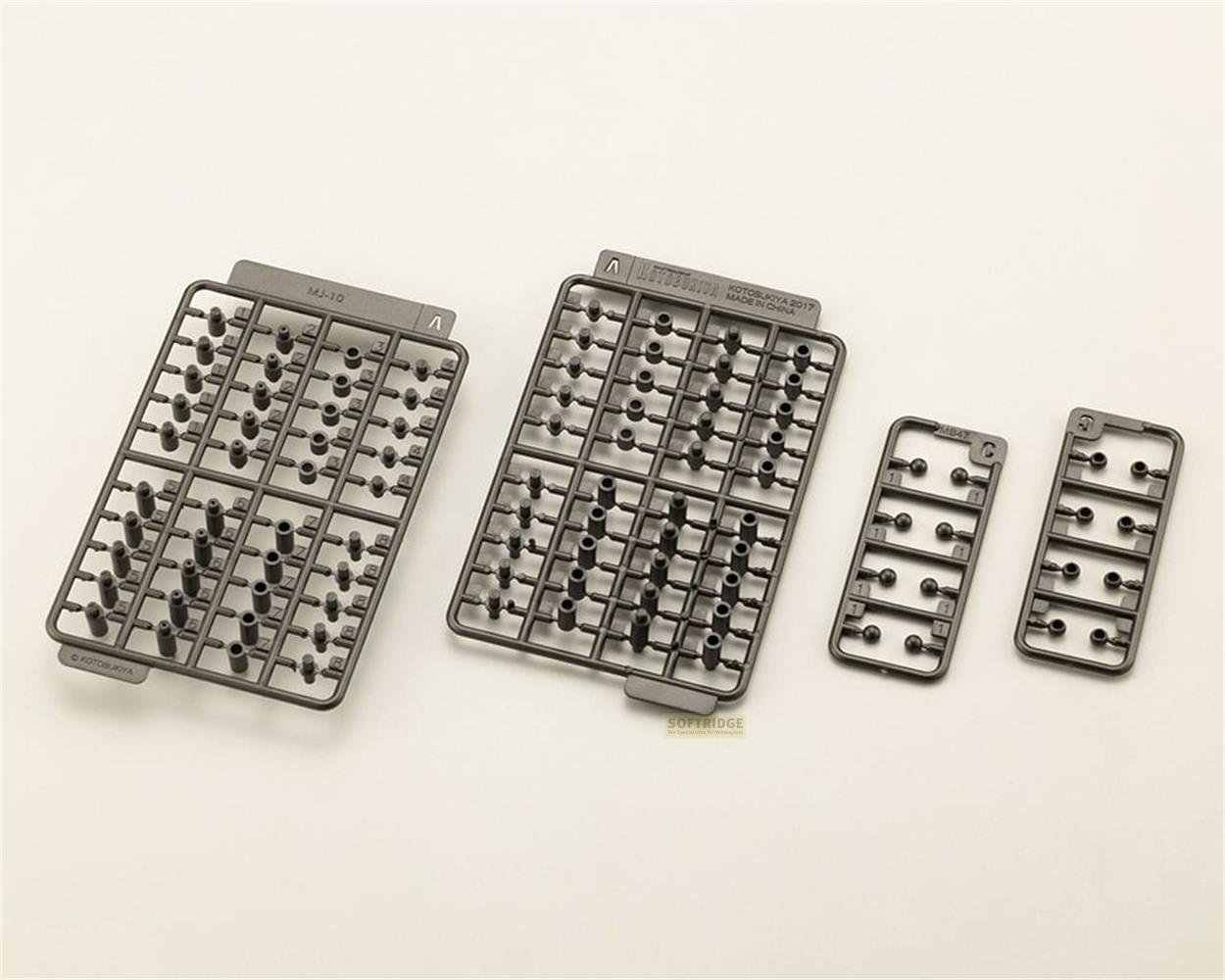 Trois grappes de plastique gris avec de nombreuses petites pièces noires pour maquettes.