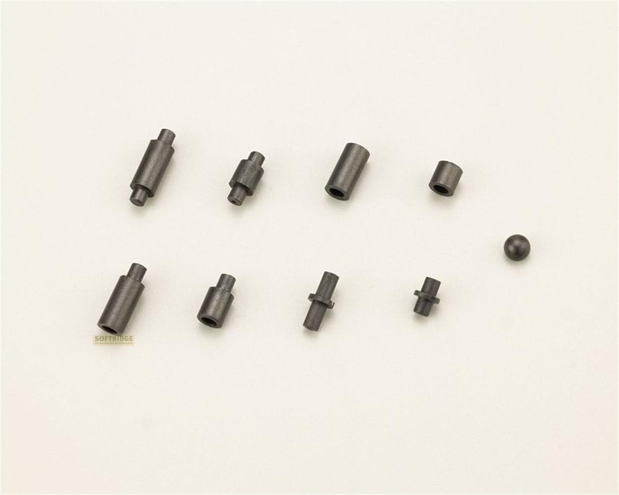Pièces métalliques sombres de diverses formes cylindriques et une sphère sur fond clair.