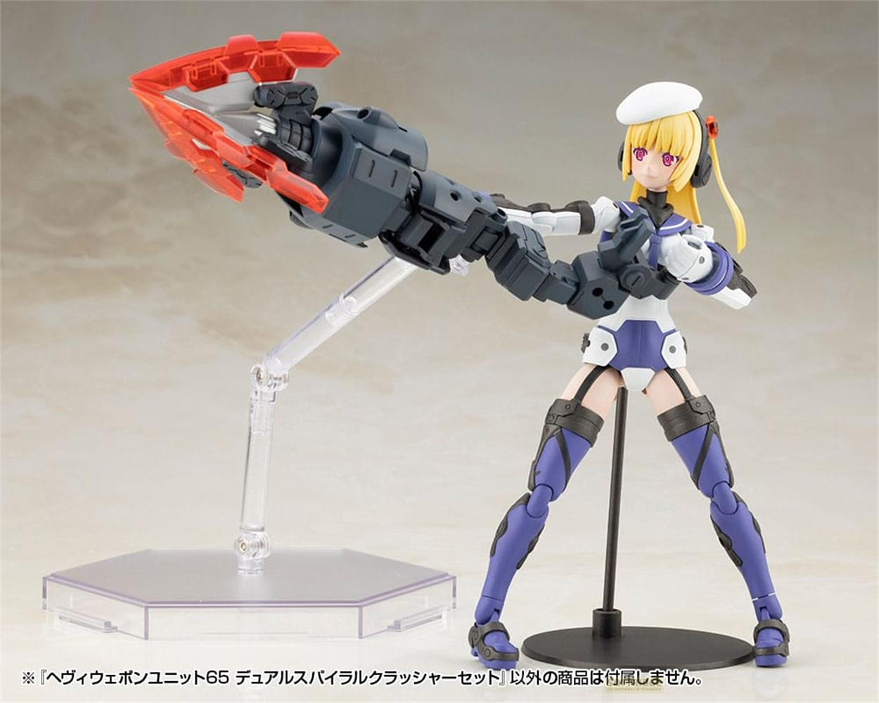 Une figurine blonde tient une griffe mécanique aux accents rouges.
