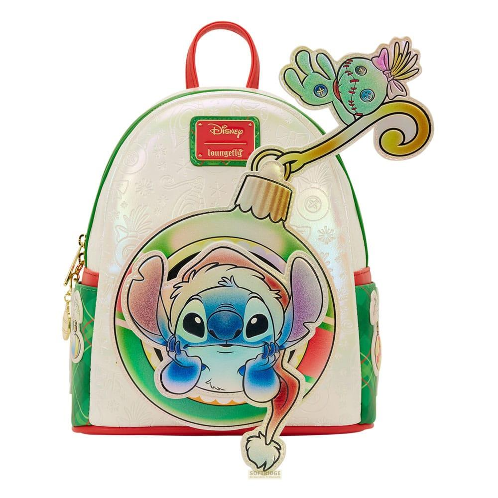 Mochila blanca con logos de Disney y Loungefly. Stitch lleva un gorro de Santa en un adorno navideño.