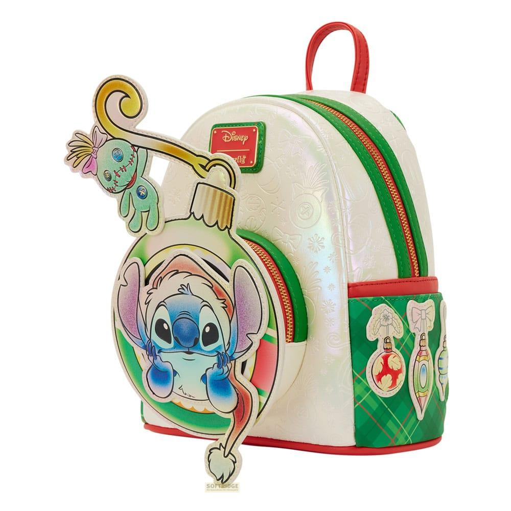 Mochila blanca con diseño navideño de Stitch en adorno. Cuadros verdes, acentos rojos.