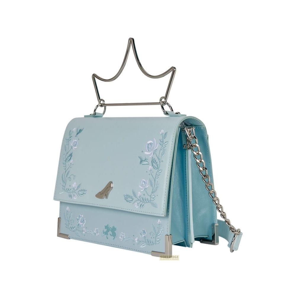 Bolso azul claro con bordado floral, asa de corona de metal y cadena plateada.