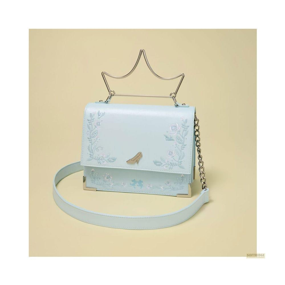 Bolso azul claro con bordado floral y un charm de zapato.