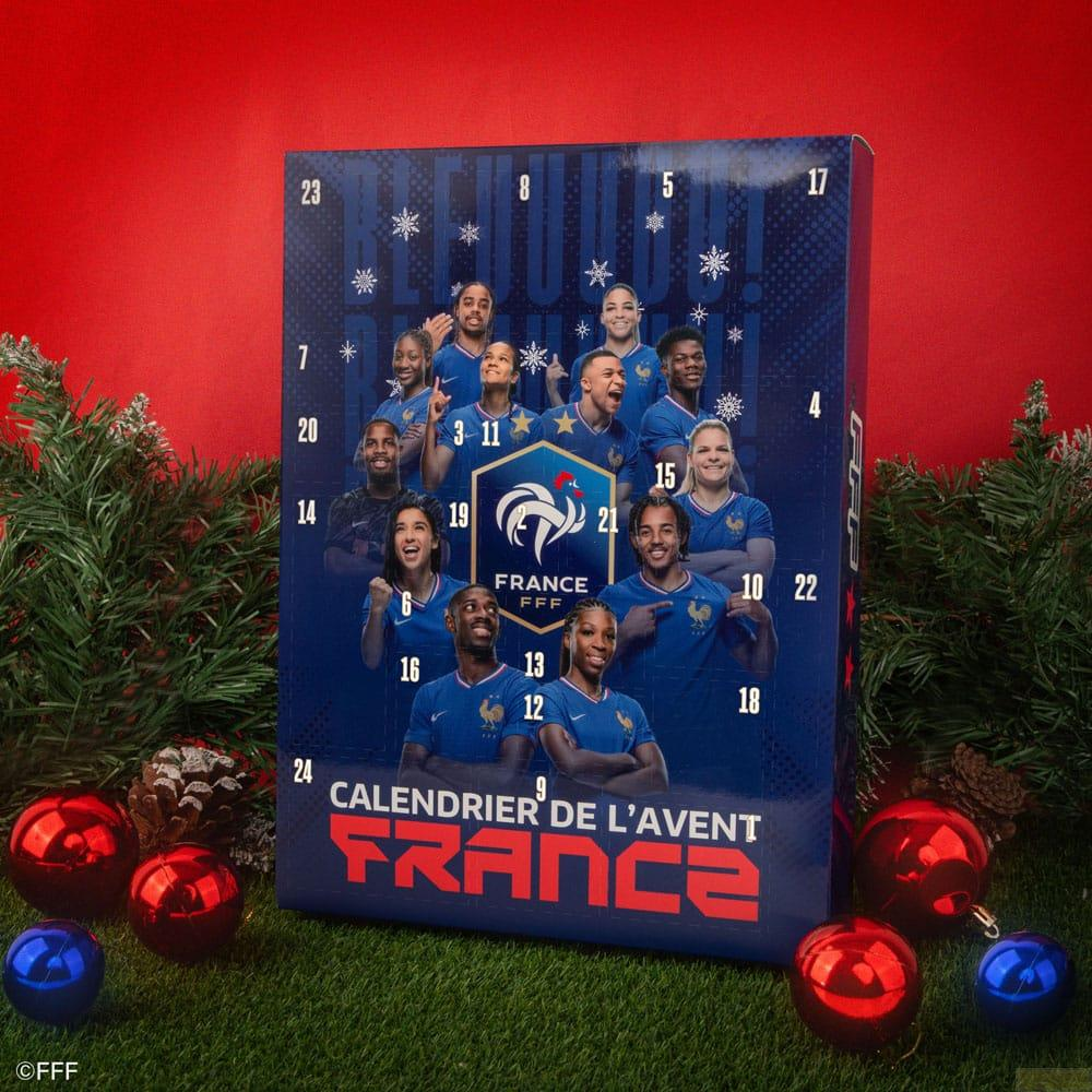 Adventskalender mit französischen Fußballspielern, Weihnachtskugeln und Tannenzweigen.