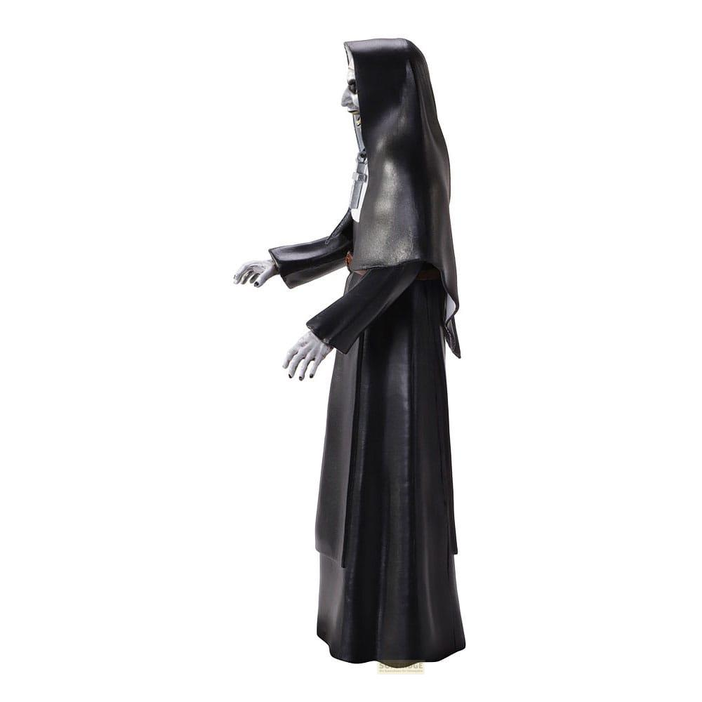 Una figura con túnica negra con capucha, con mascarilla.