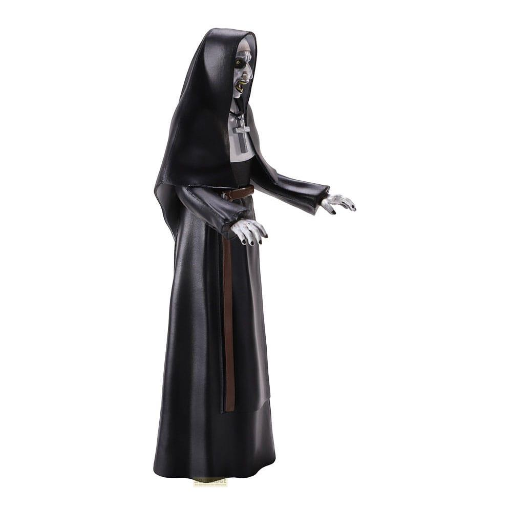 Una espeluznante figura de monja con túnica negra, capucha, cinturón marrón y cruz.