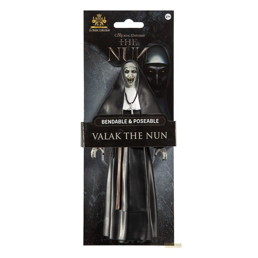 El empaque muestra una muñeca de Valak la Monja con hábito negro y collar de cruz.