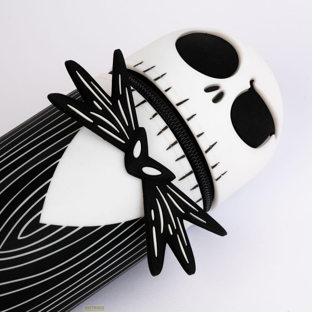 Una bolsa blanca con cremallera negra, inspirada en Jack Skellington.