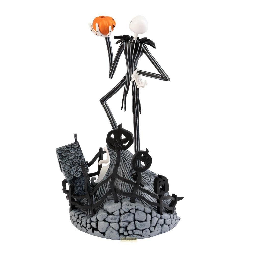 Figura de Jack Skellington con calabaza sobre base espeluznante.