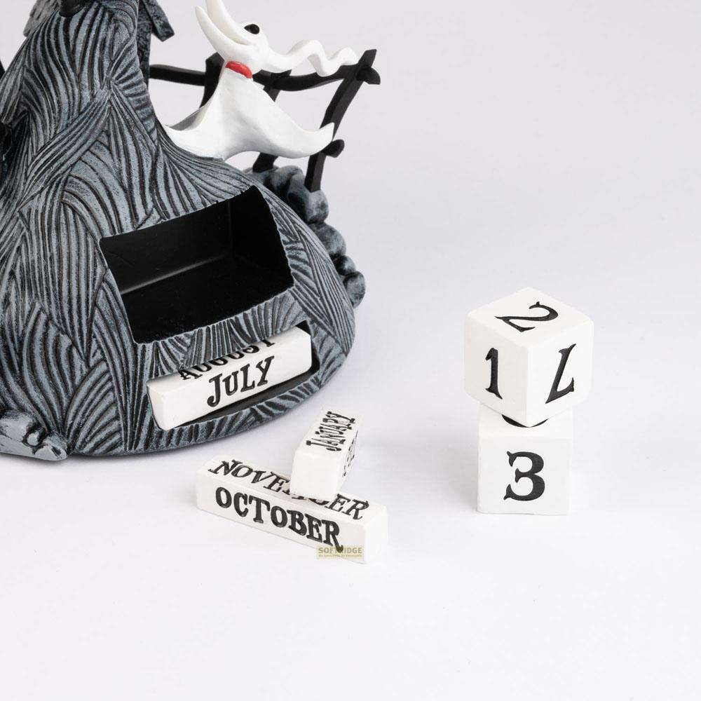 Calendario de cabeza de perro gris con cubos de mes y día al lado.