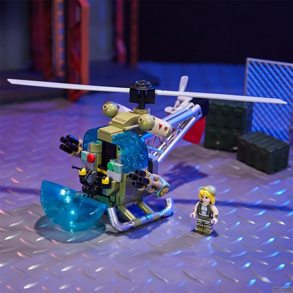 Un hélicoptère Lego vert avec une figurine sur un sol métallique.