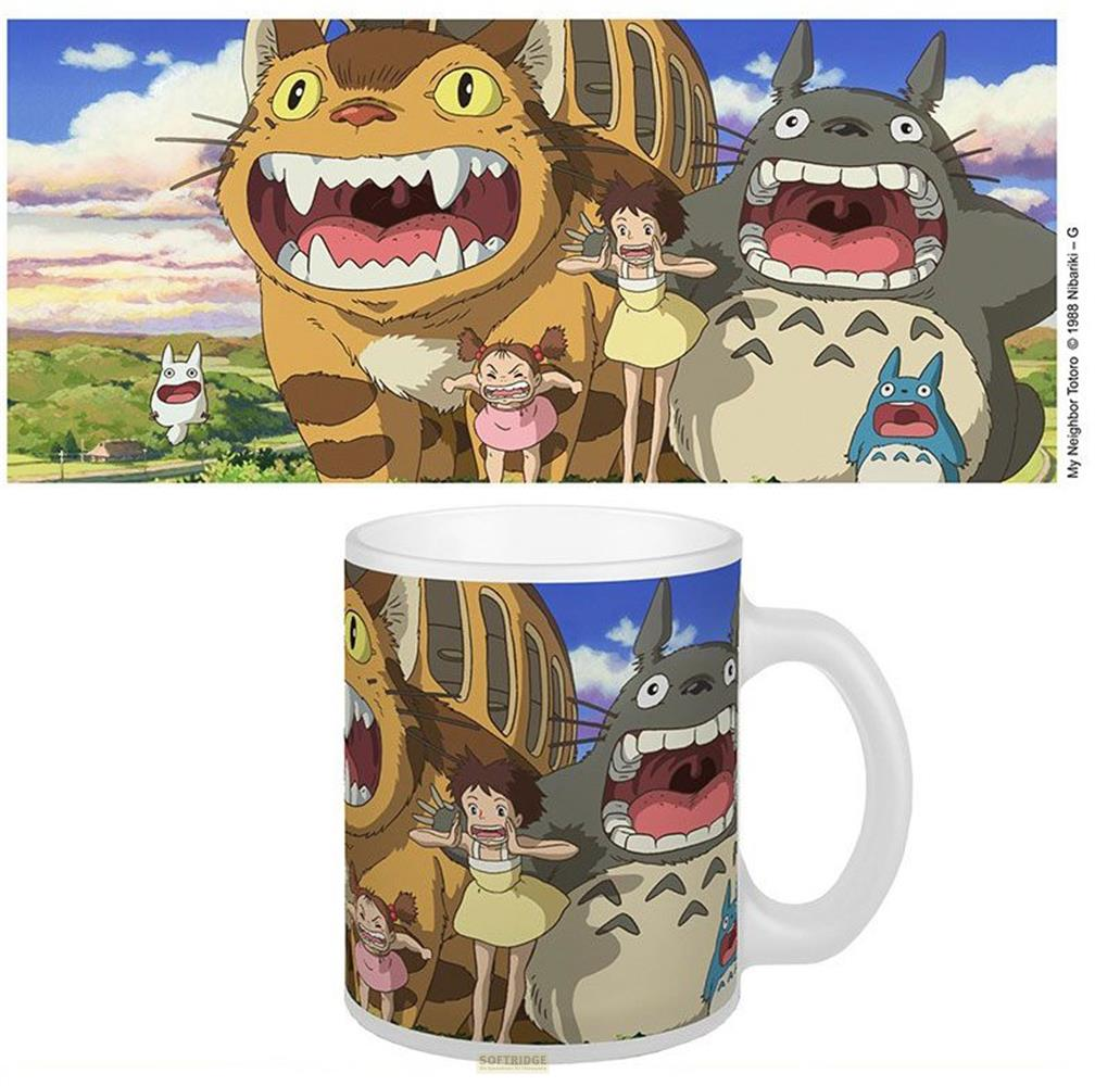 Totoro, Mei, Satsuki, Chibi und Katzenbus auf einer Tasse.
