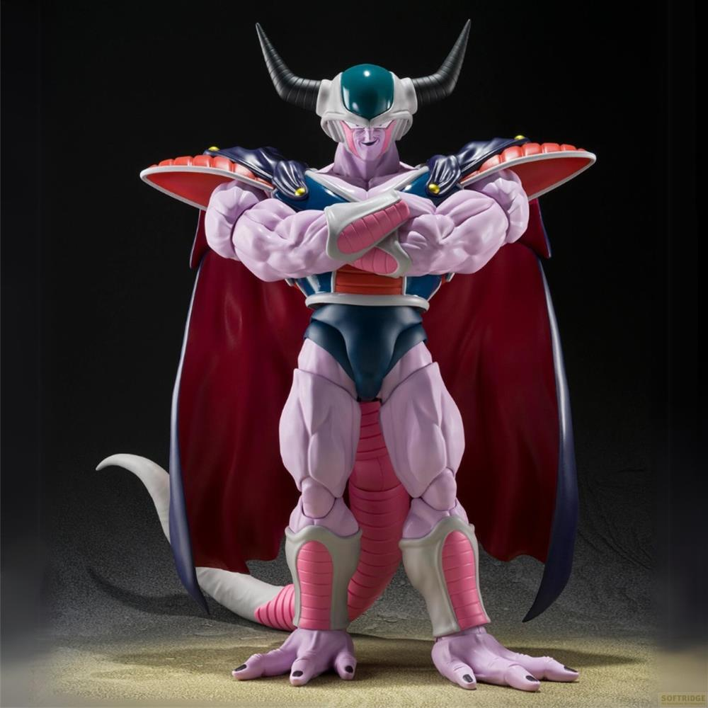 Una figura morada con cuernos, armadura y capa roja se mantiene erguida.
