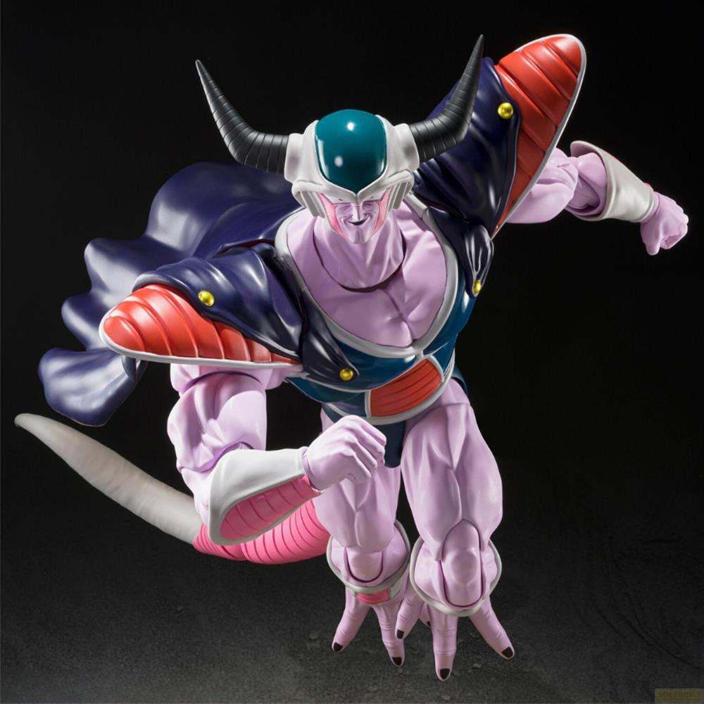 Figura morada con cuernos y armadura, posada sobre fondo oscuro.