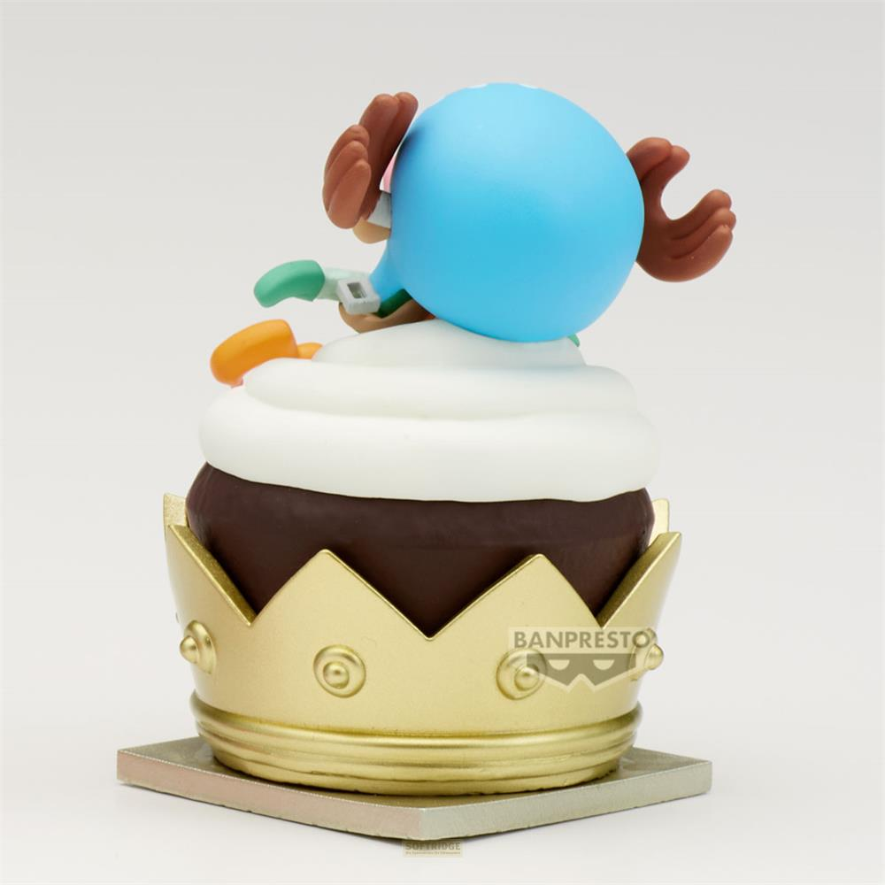 Una figura se sienta sobre un cupcake con una corona dorada.