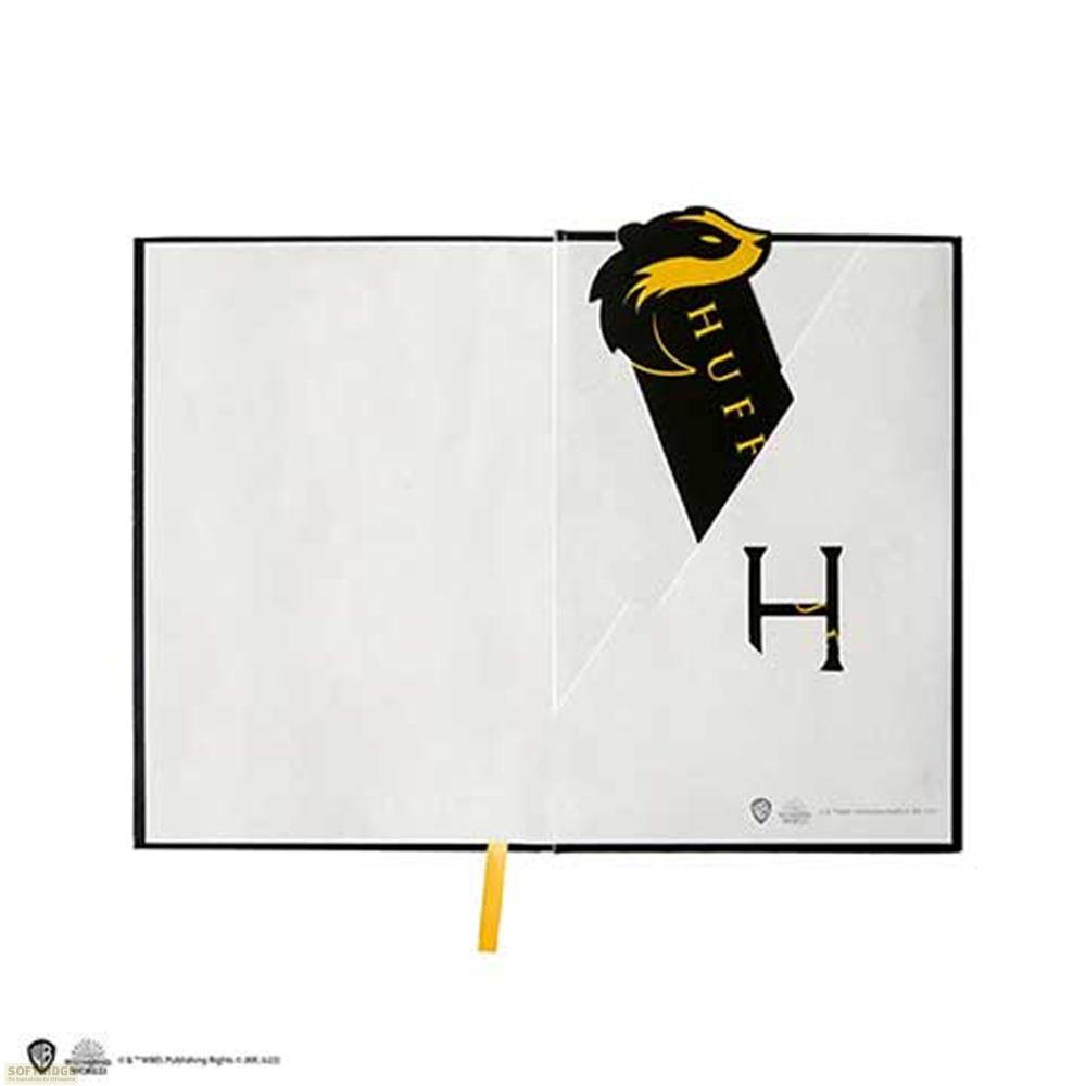 Offenes Notizbuch mit Hufflepuff-Wappen und großem H.