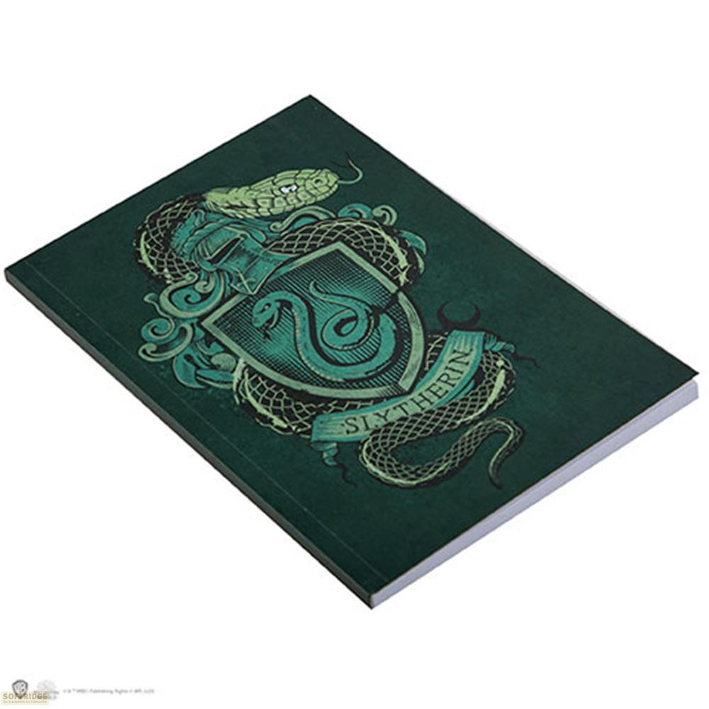 Dunkelgrünes Notizbuch mit dem Slytherin-Wappen und einer Schlange.
