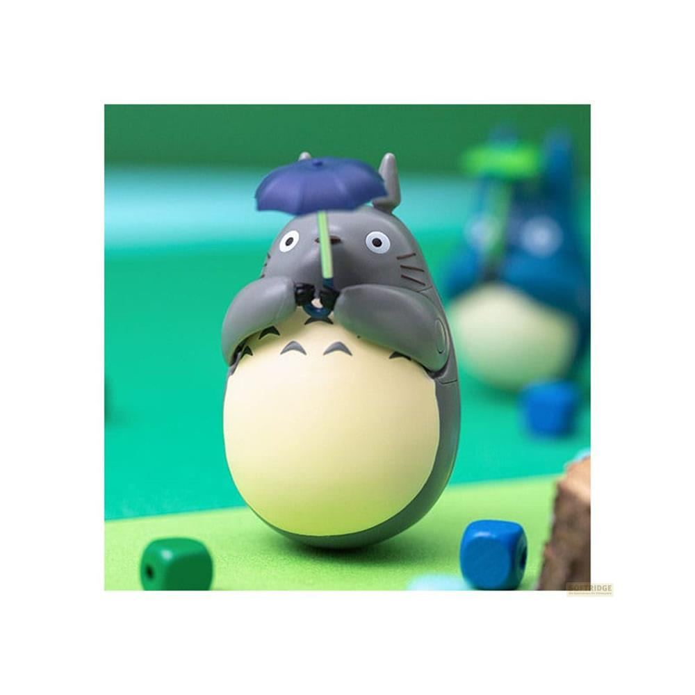 Figurine grise de Totoro tenant un parapluie bleu, dés verts et bleus.
