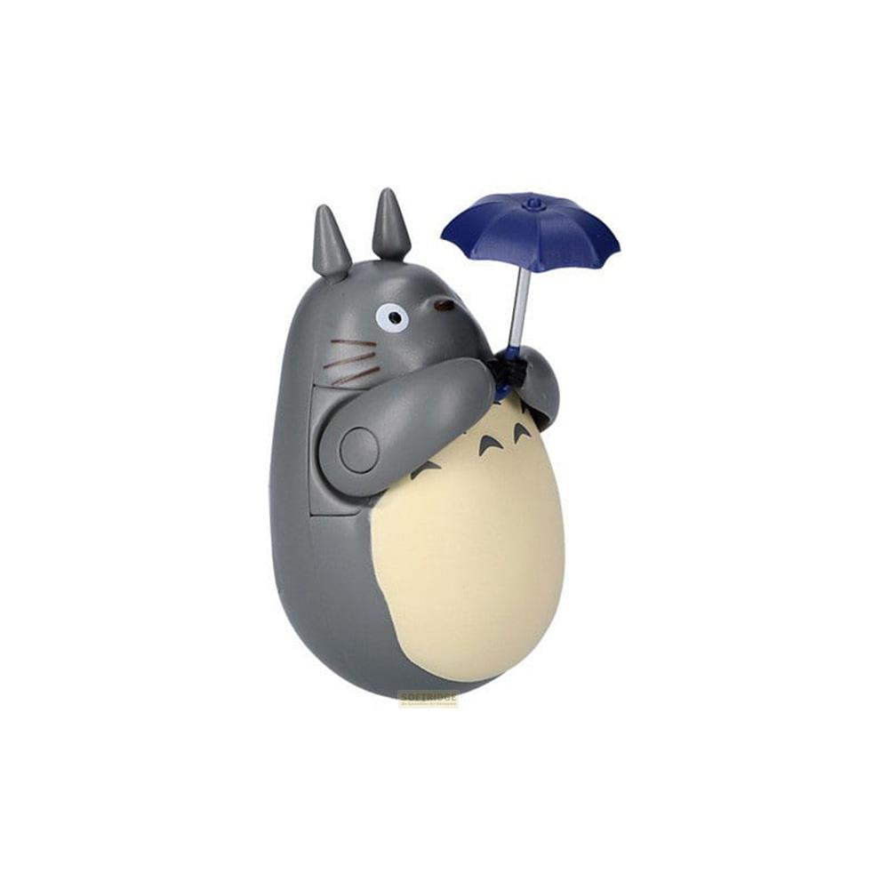 Totoro gris tenant un parapluie bleu.