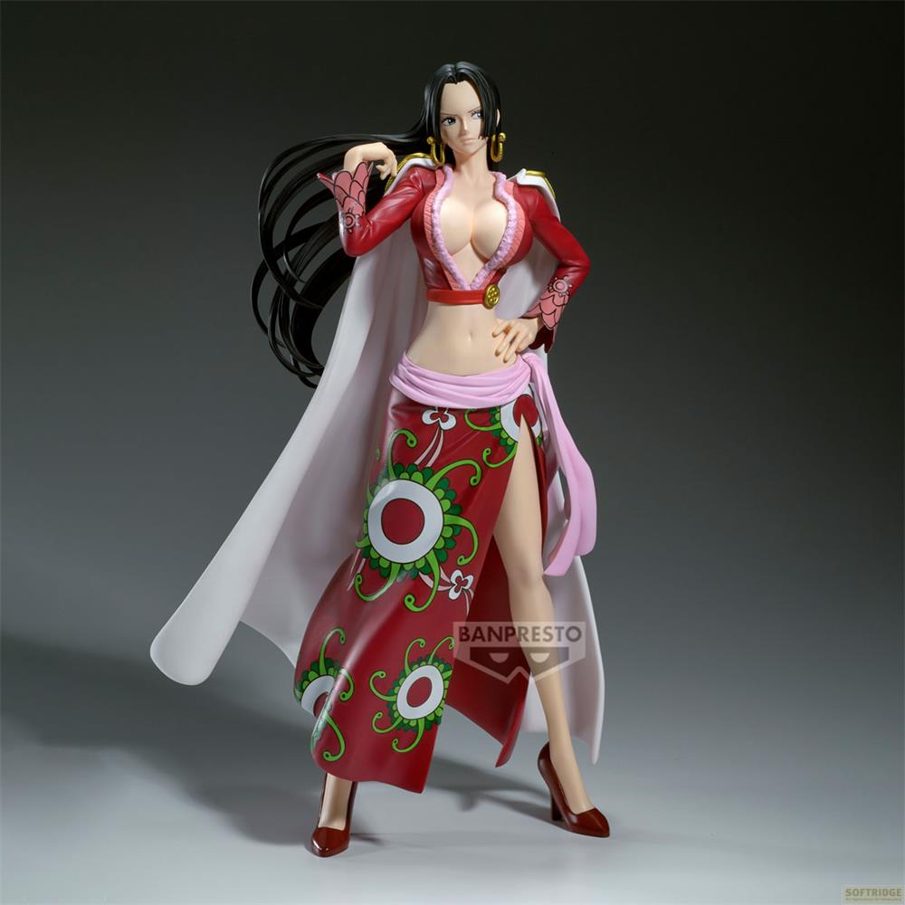Una figura femenina con traje rojo, capa blanca, zapatos rojos y pelo negro.